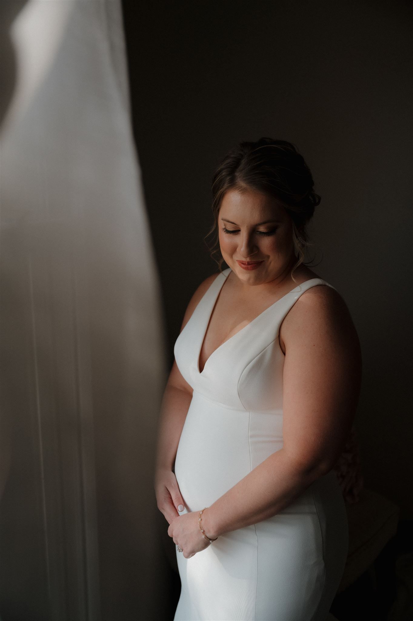 bride getting ready at suite of Fannin Oaks wedding venue in Madisonville, Tx