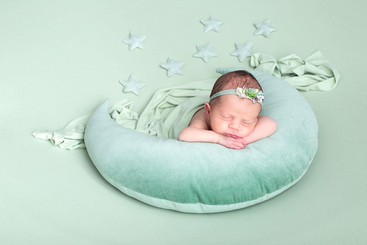 Photographe nouveau né à Bordeaux et prignac et marcamps à 5min de st andré de cubzac. séance naissance, nouveau né en studio