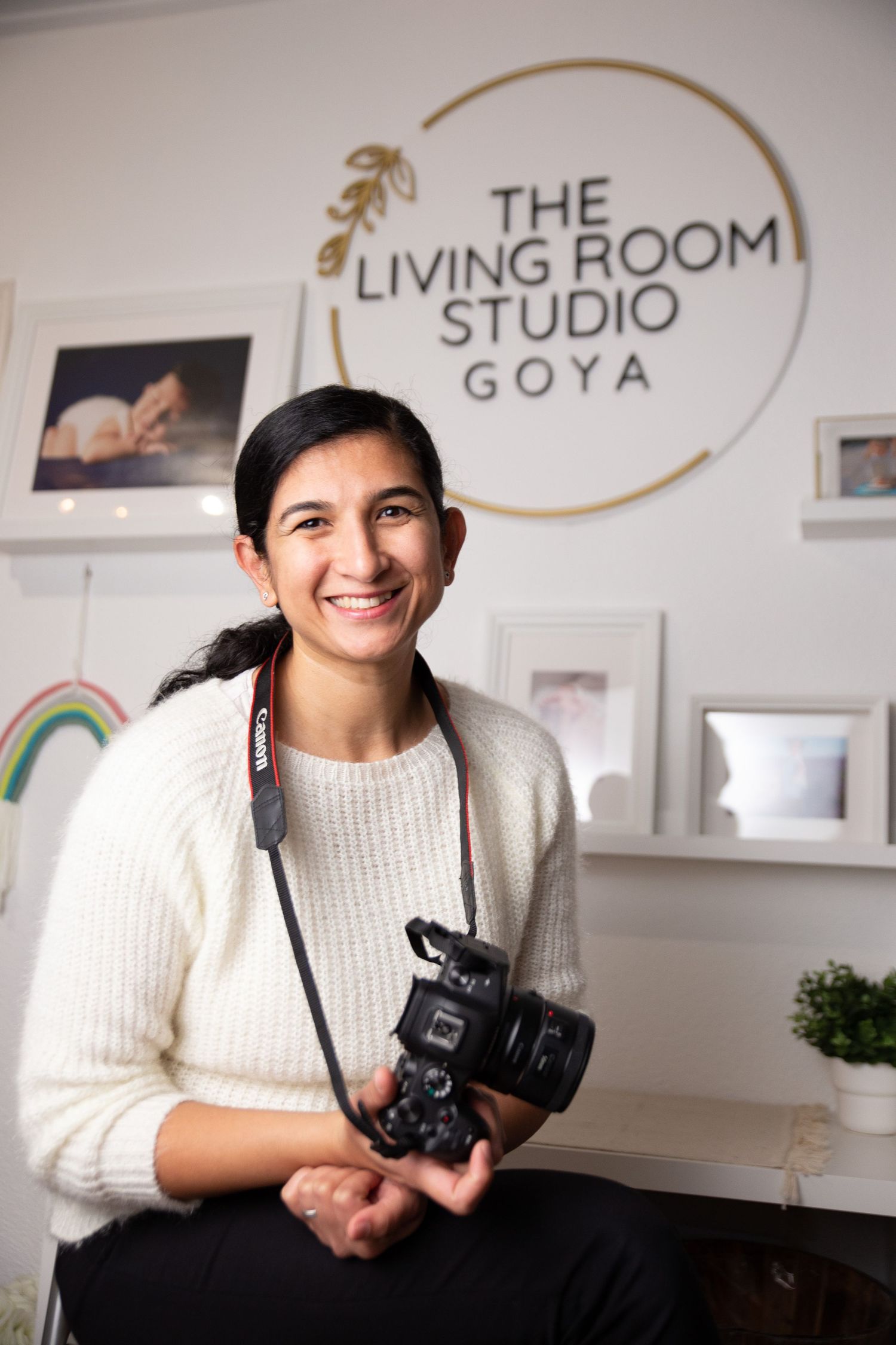 mujer fotógrafa posa con su cámara en su estudio en Madrid