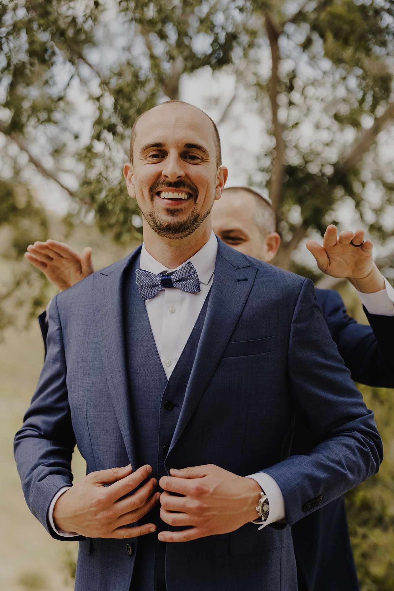 E Noelle Photography in-home wedding in Hidden Hills Los Angeles, candid of groom and groomsmen