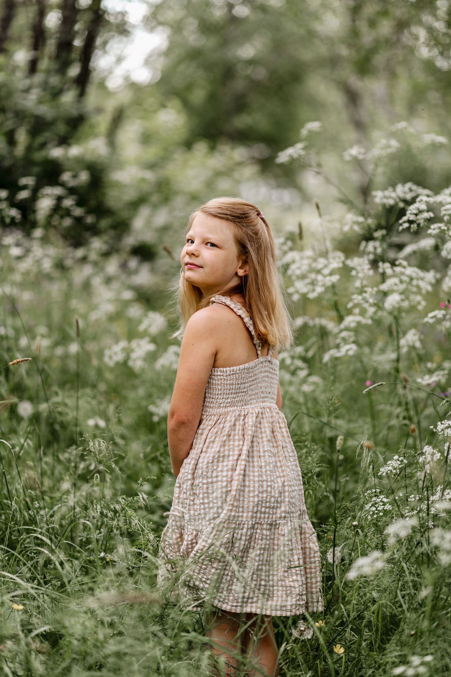Härlig barnfotografering på sommaren i krokom