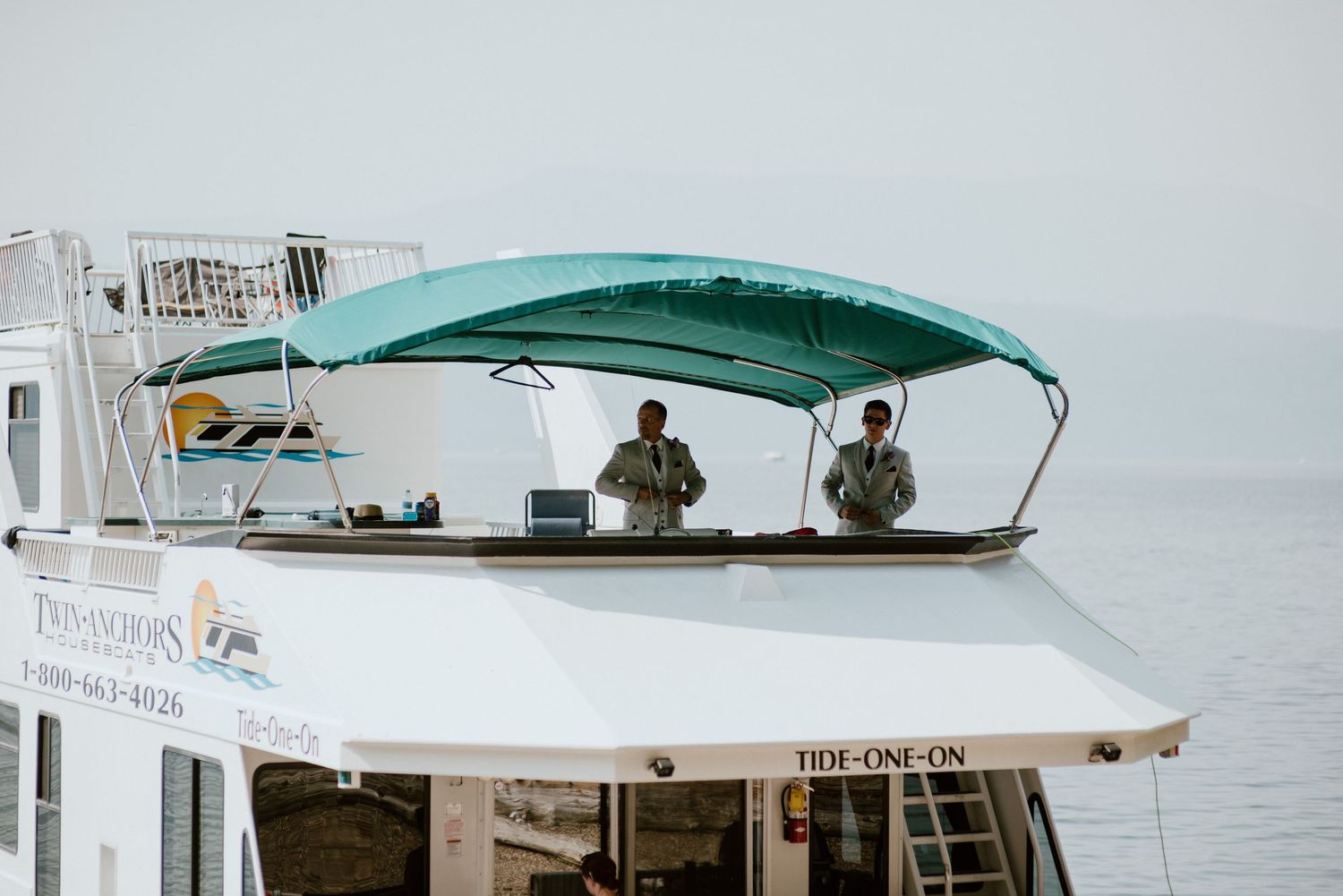 bride-groom-houseboat-wedding-shuswap-sicamous