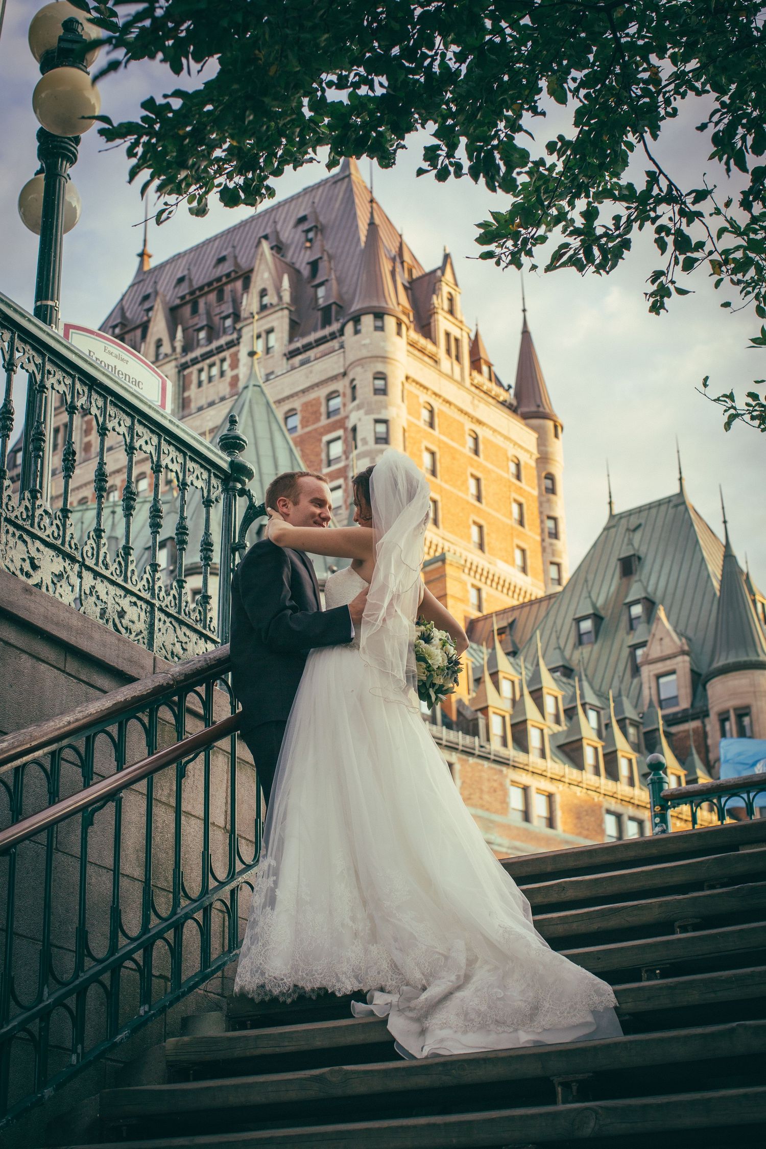a wedding couple in stairs in front of chateau frontenac