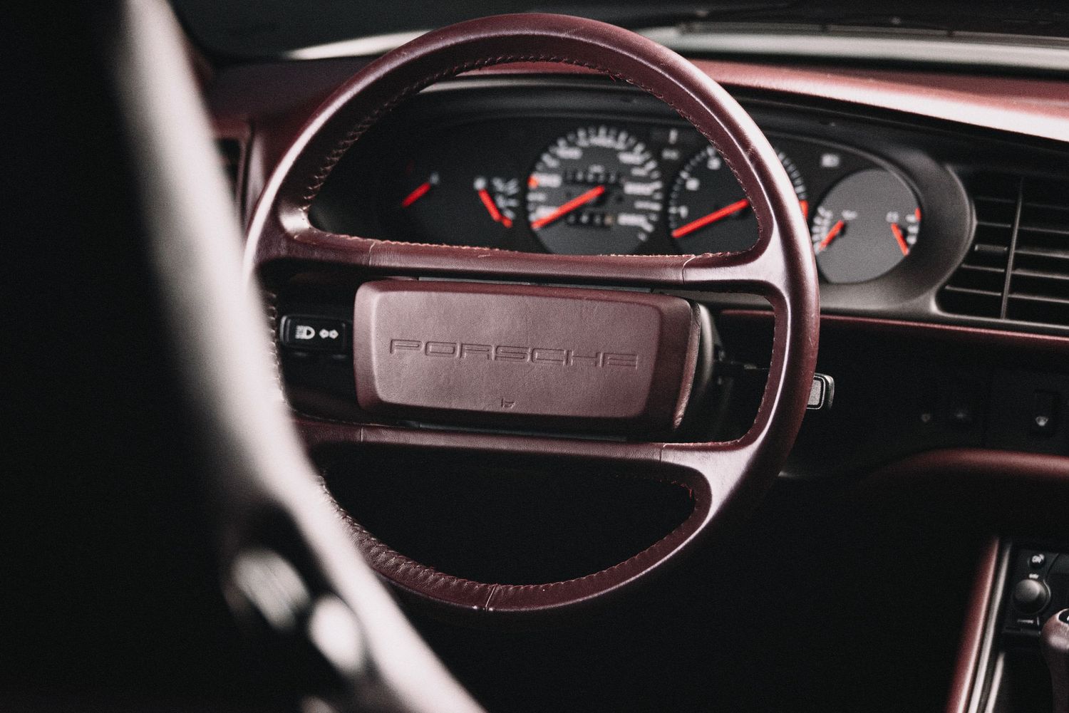 Porsche 944 S2 Burgundy Interieur