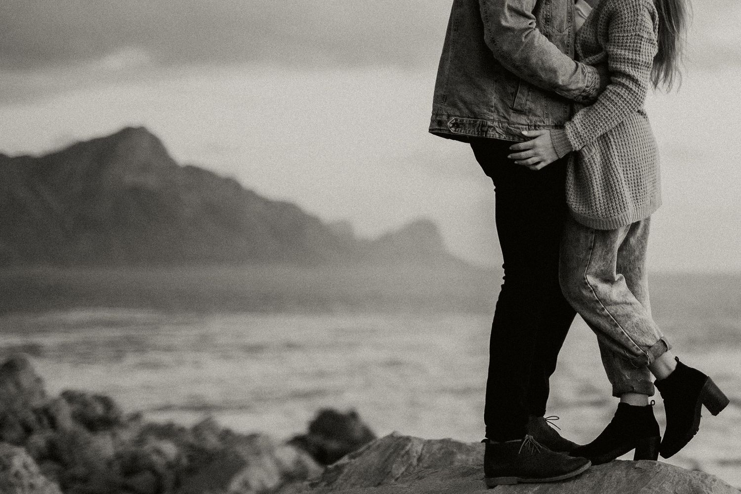 engagement photos. love photos. trending. what to wear. engaged. pregnancy. maternity shoot