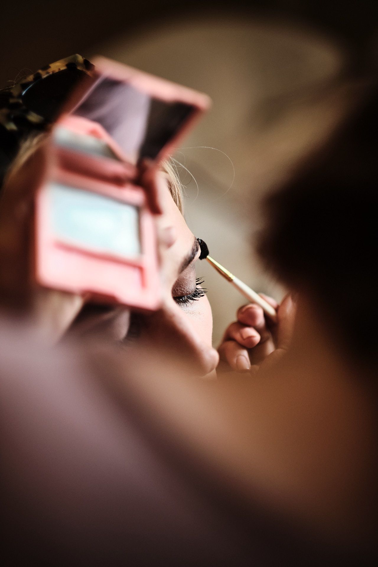 TLOOK photographe de mariage de style documentaire, aux trois couronnes préparatifs de la mariée maquillage