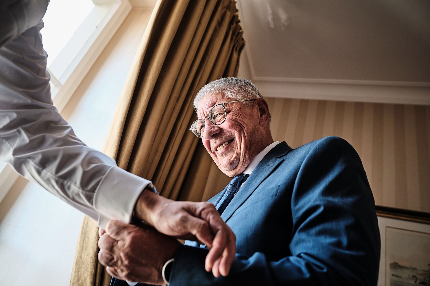 TLOOK photographe de mariage de style documentaire, aux trois couronnes préparatifs du marié avec le papa