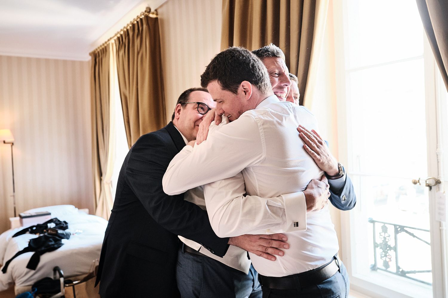 TLOOK photographe de mariage de style documentaire, aux trois couronnes préparatifs du marié avec les invités