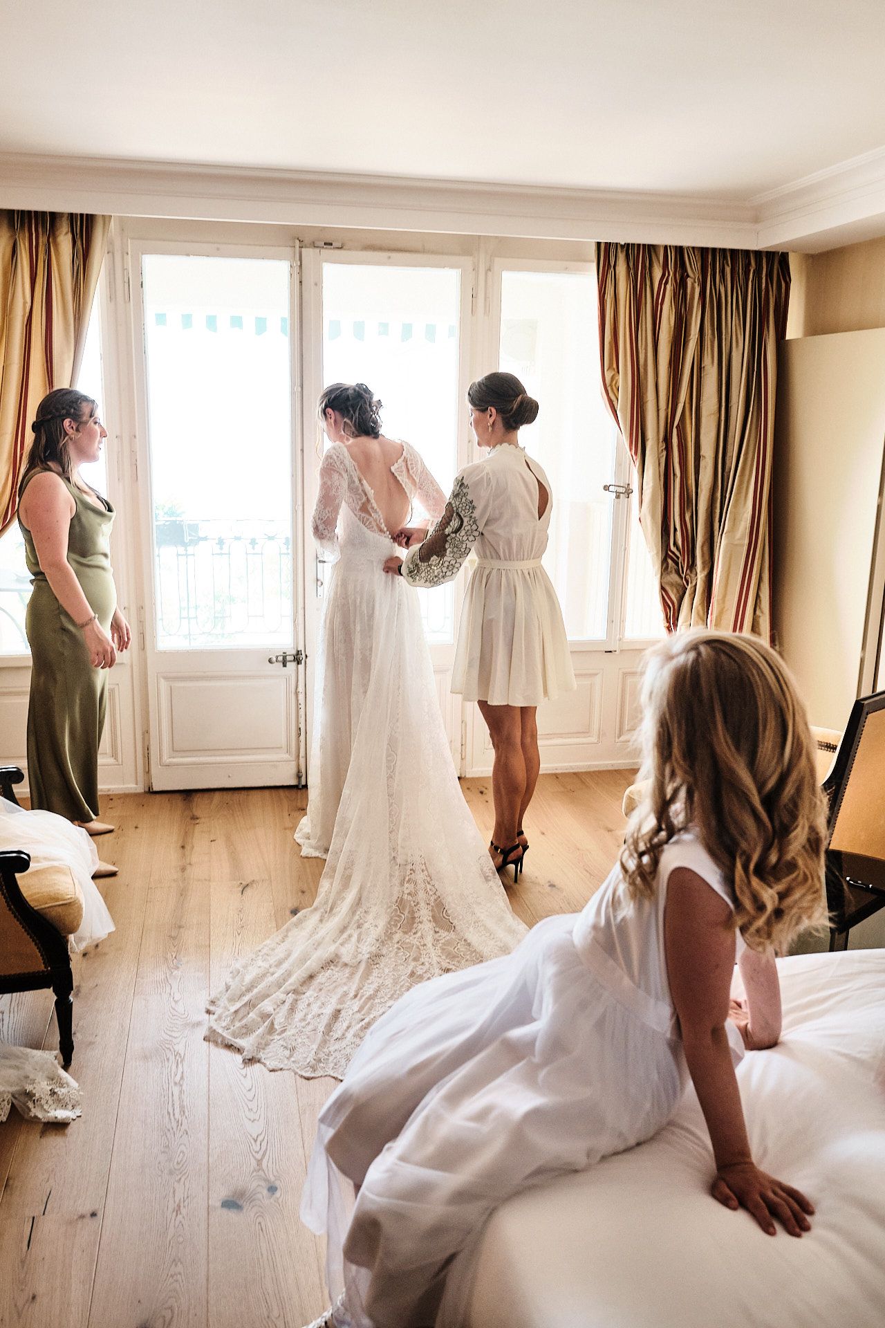 TLOOK photographe de mariage de style documentaire, aux trois couronnes préparatifs de la mariée dans la chambre