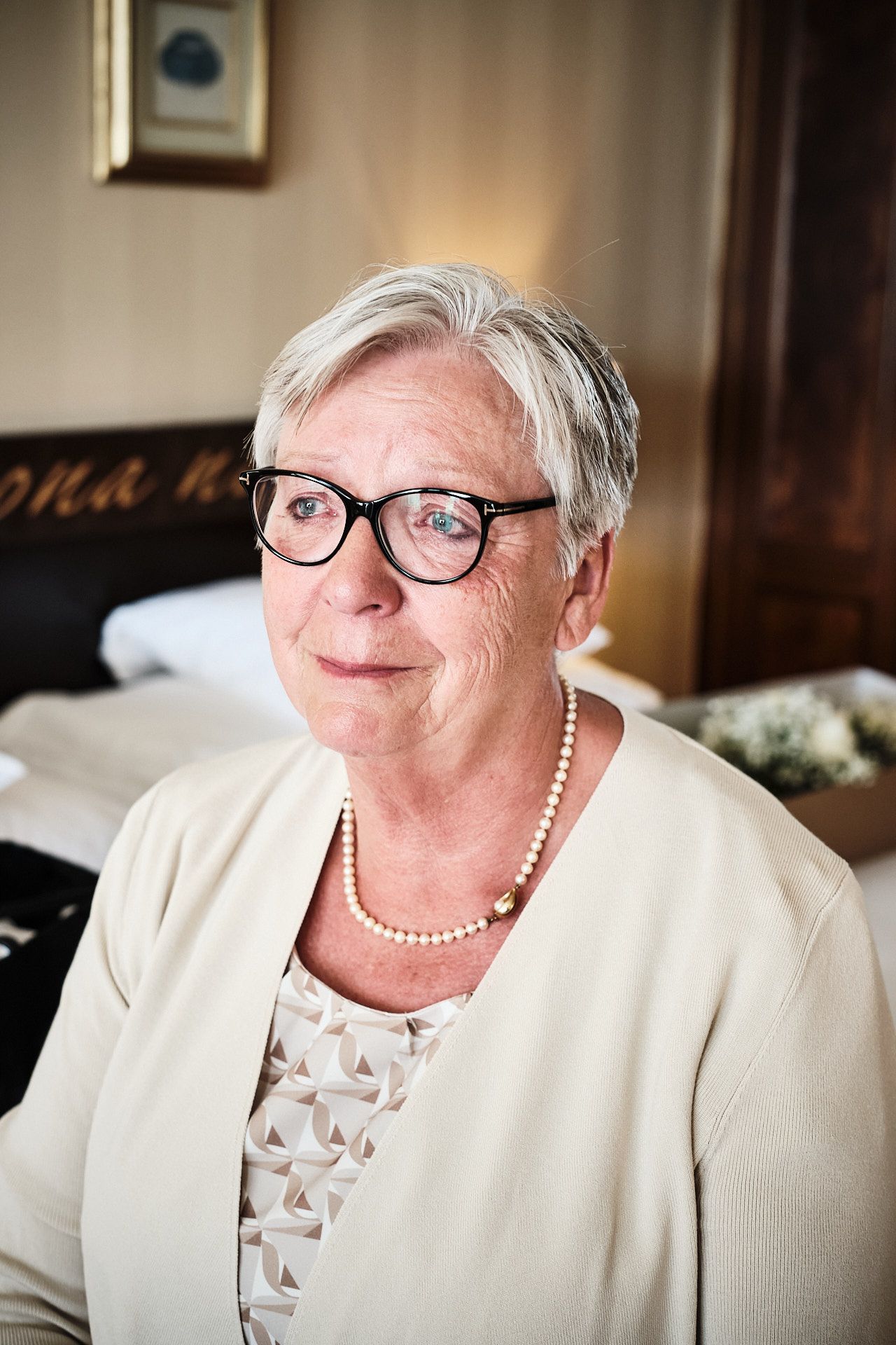 TLOOK photographe de mariage de style documentaire, aux trois couronnes préparatifs de la mariée la maman est émue