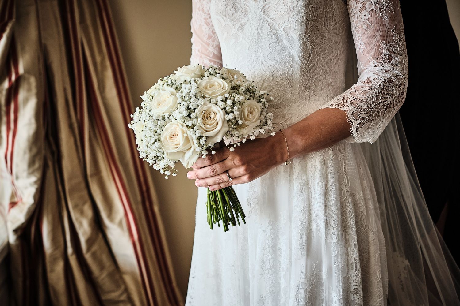 TLOOK photographe de mariage de style documentaire, aux trois couronnes préparatifs de la mariée bouquet détail