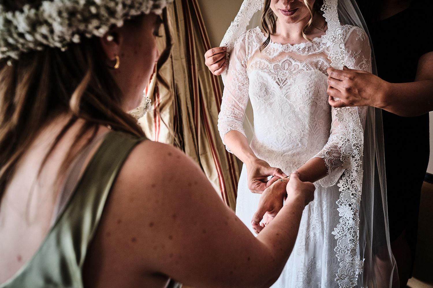 TLOOK photographe de mariage de style documentaire, préparatifs de la mariée