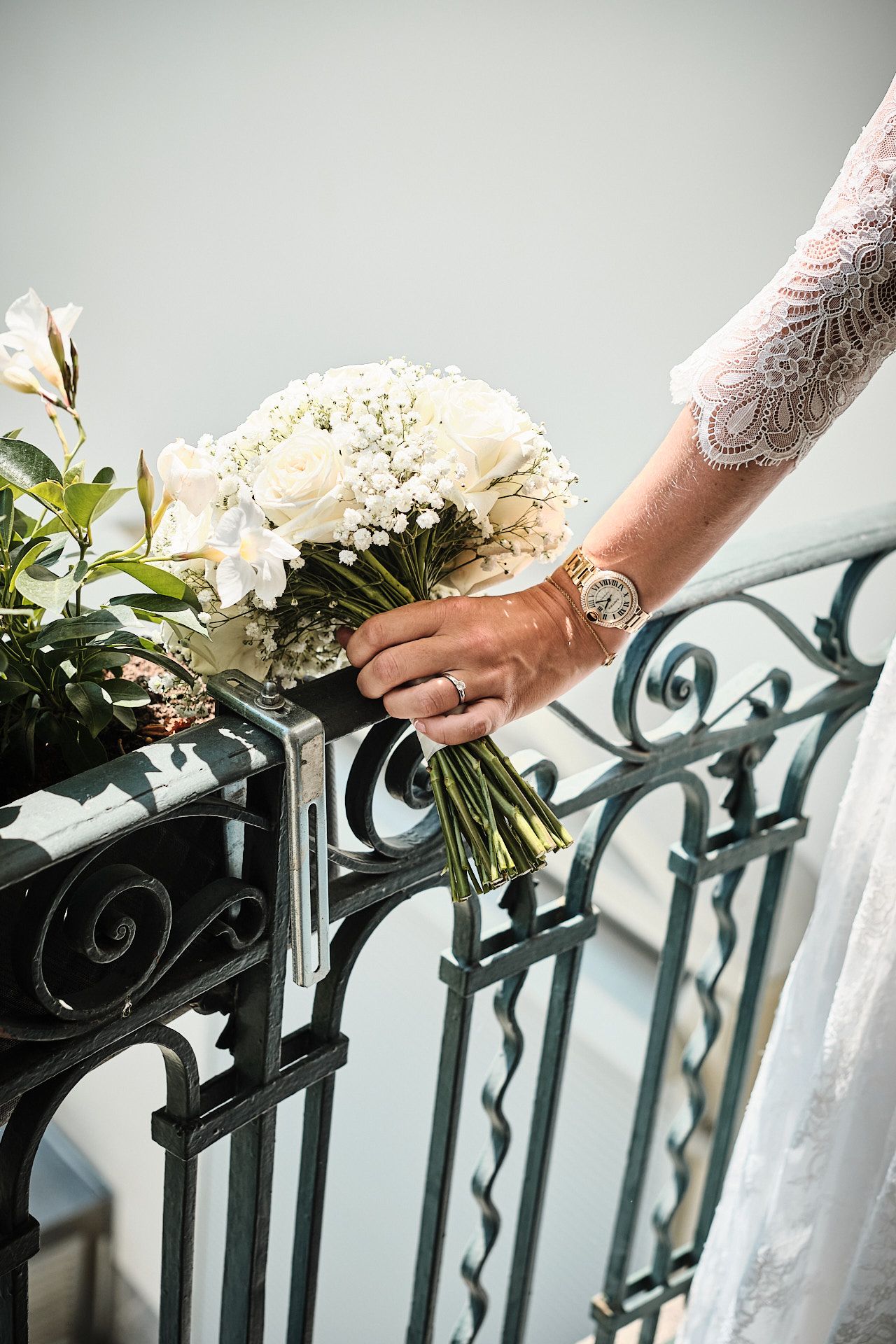 TLOOK photographe de mariage de style documentaire, aux trois couronnes détails du bouquet sur le balcon
