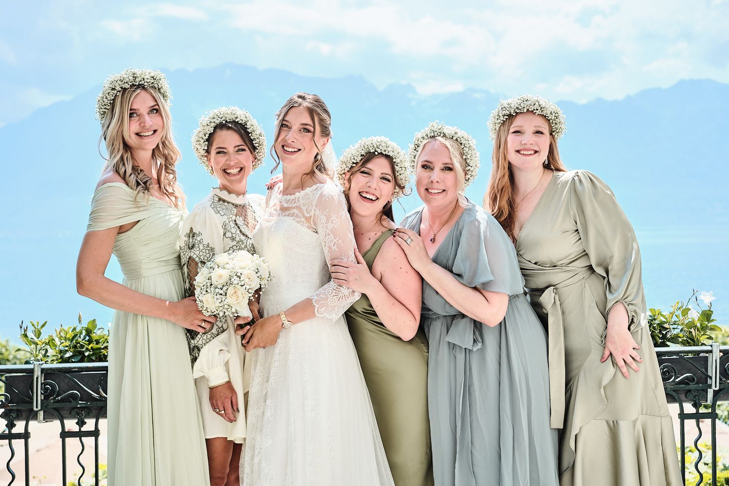 TLOOK photographe de mariage de style documentaire, aux trois couronnes groupe photos des demoiselles d'honneur sur la terrasse