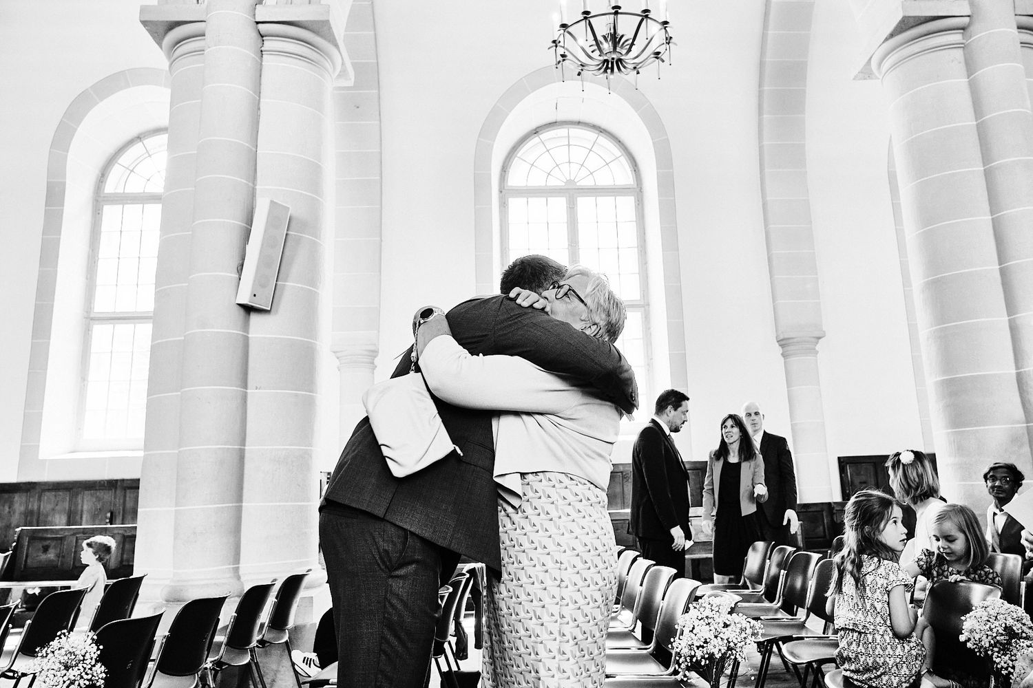 TLOOK photographe de mariage de style documentaire, cérémonie à l'église la maman embrasse le marié