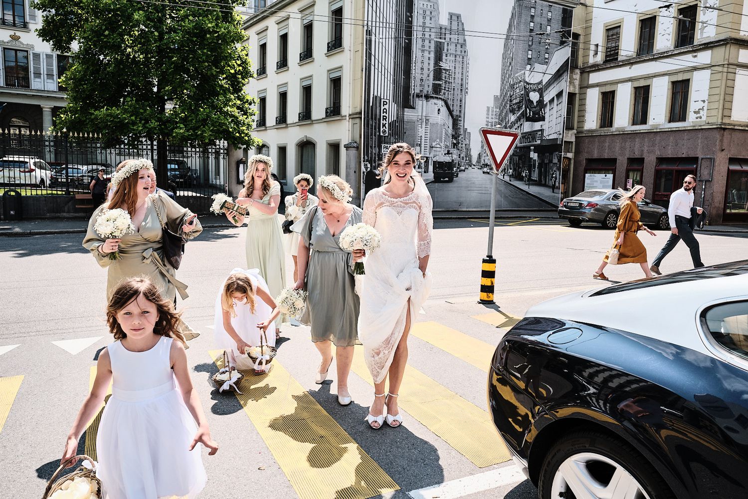 TLOOK photographe de mariage de style documentaire, la mariée arrive à l'église en sortant des trois couronnes de vevey