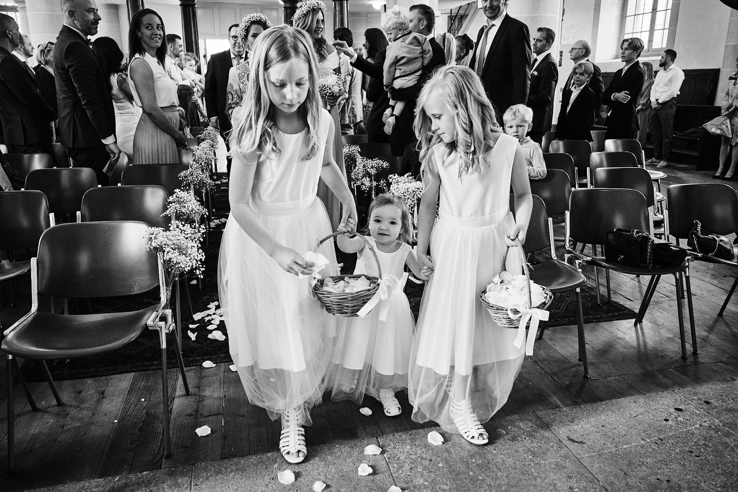 TLOOK photographe de mariage de style documentaire, cérémonie entrée des filles avec des pétales de fleurs
