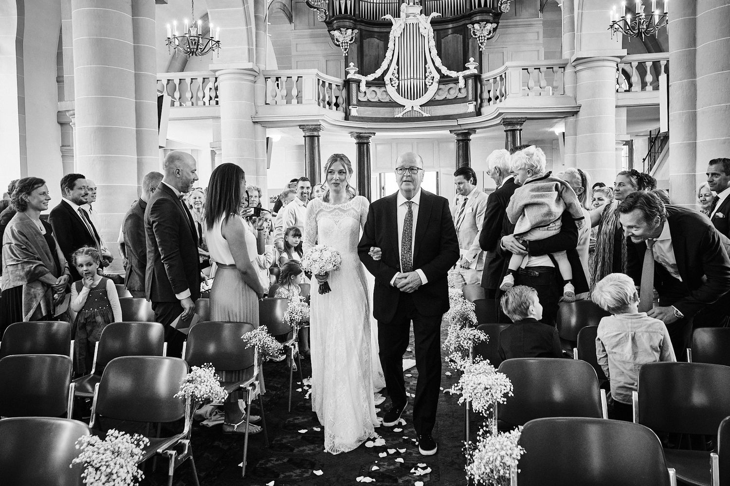 TLOOK photographe de mariage de style documentaire, cérémonie à l'église l a maman arrive avec son papa