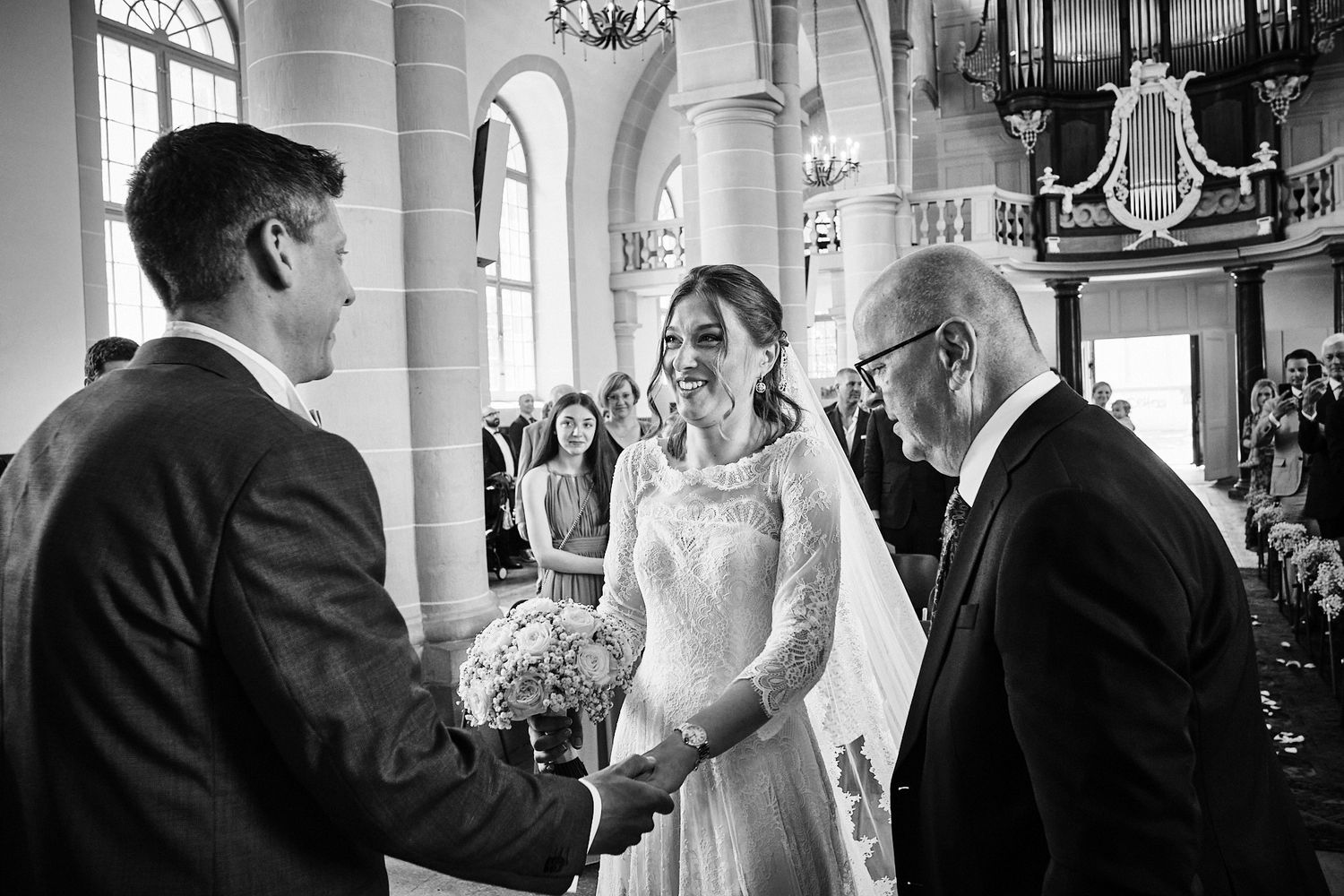 TLOOK photographe de mariage de style documentaire, cérémonie à l'église