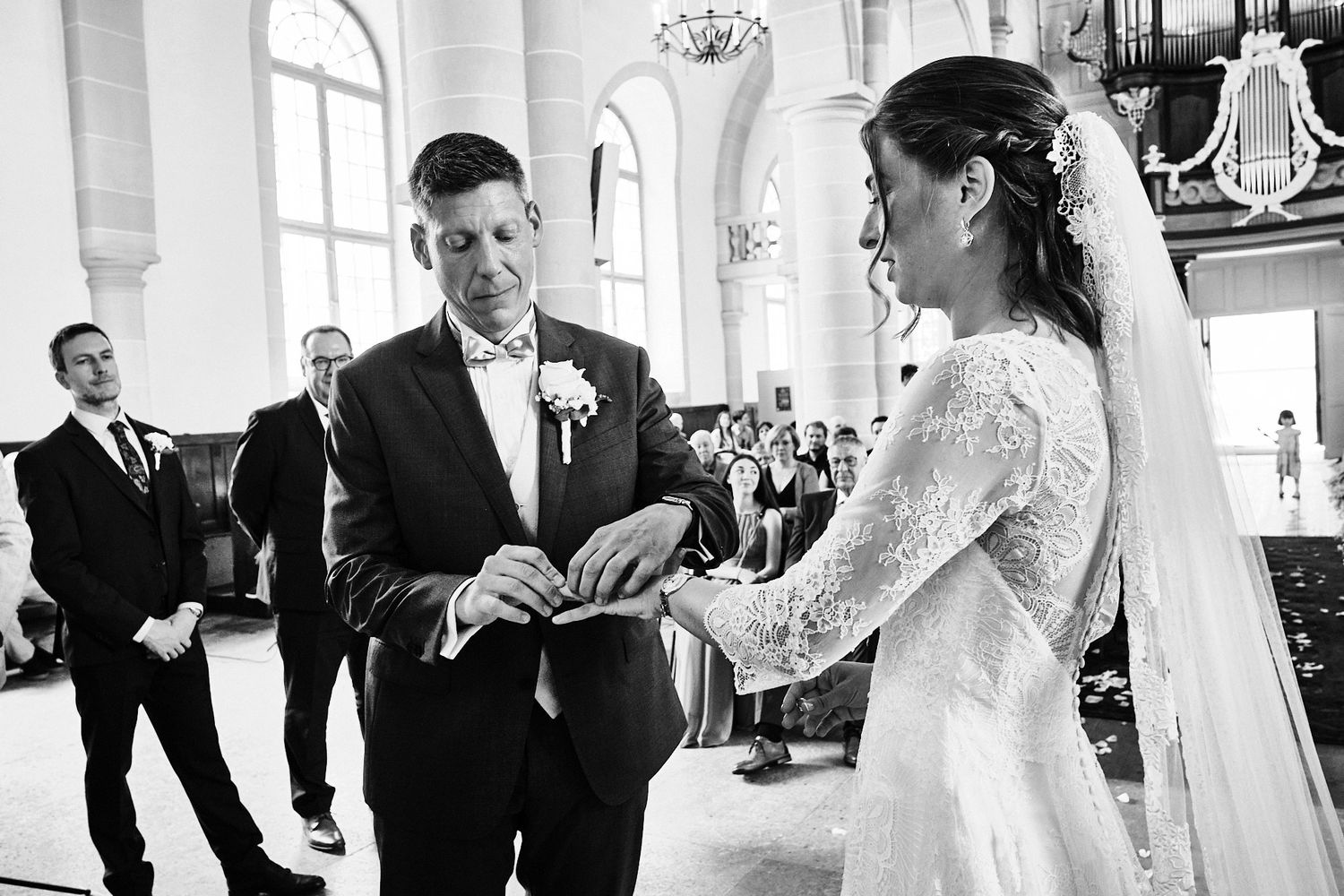 TLOOK photographe de mariage de style documentaire, cérémonie à l'église passage de l'alliance au doigt