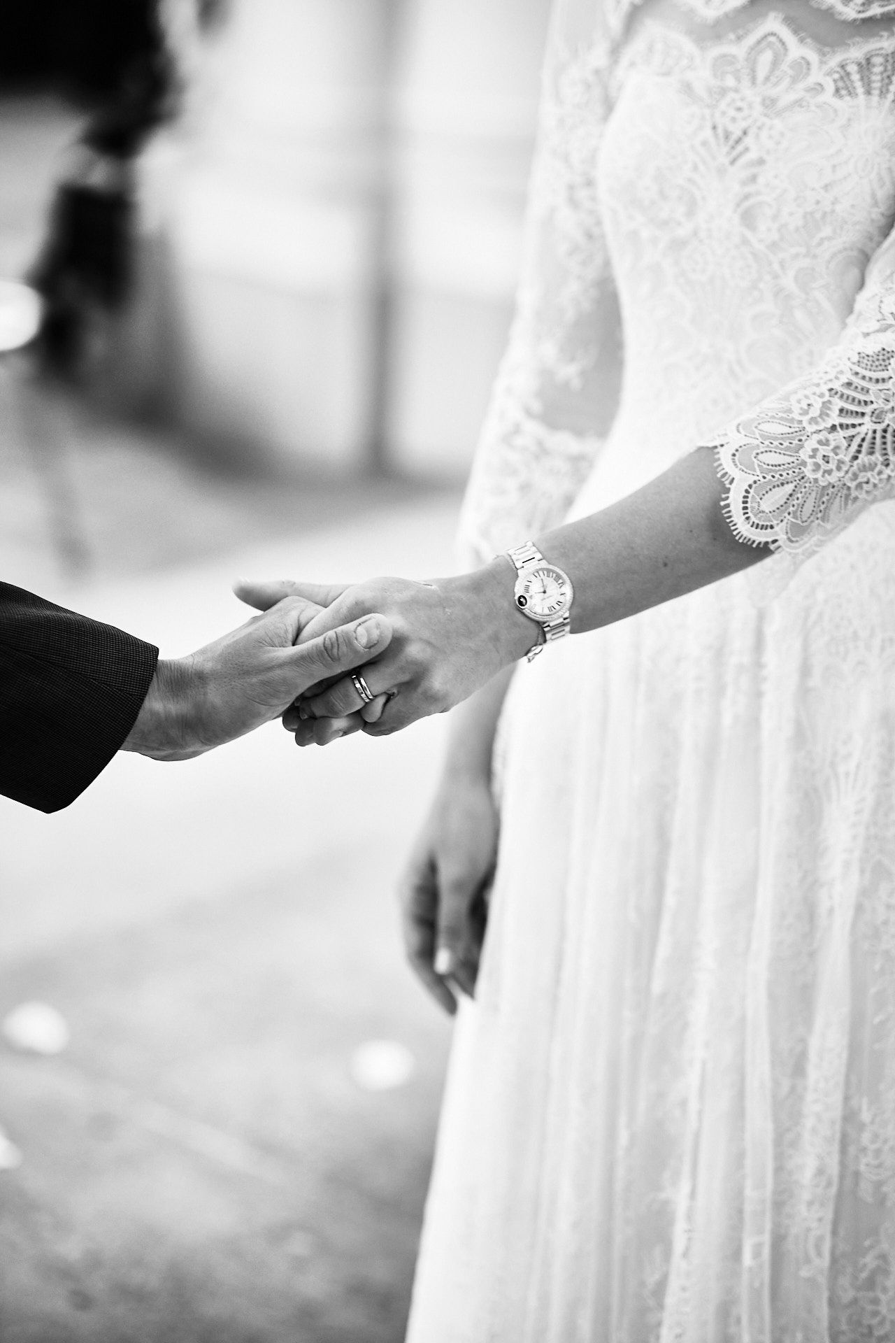 TLOOK photographe de mariage de style documentaire, cérémonie à l'église détails des mains