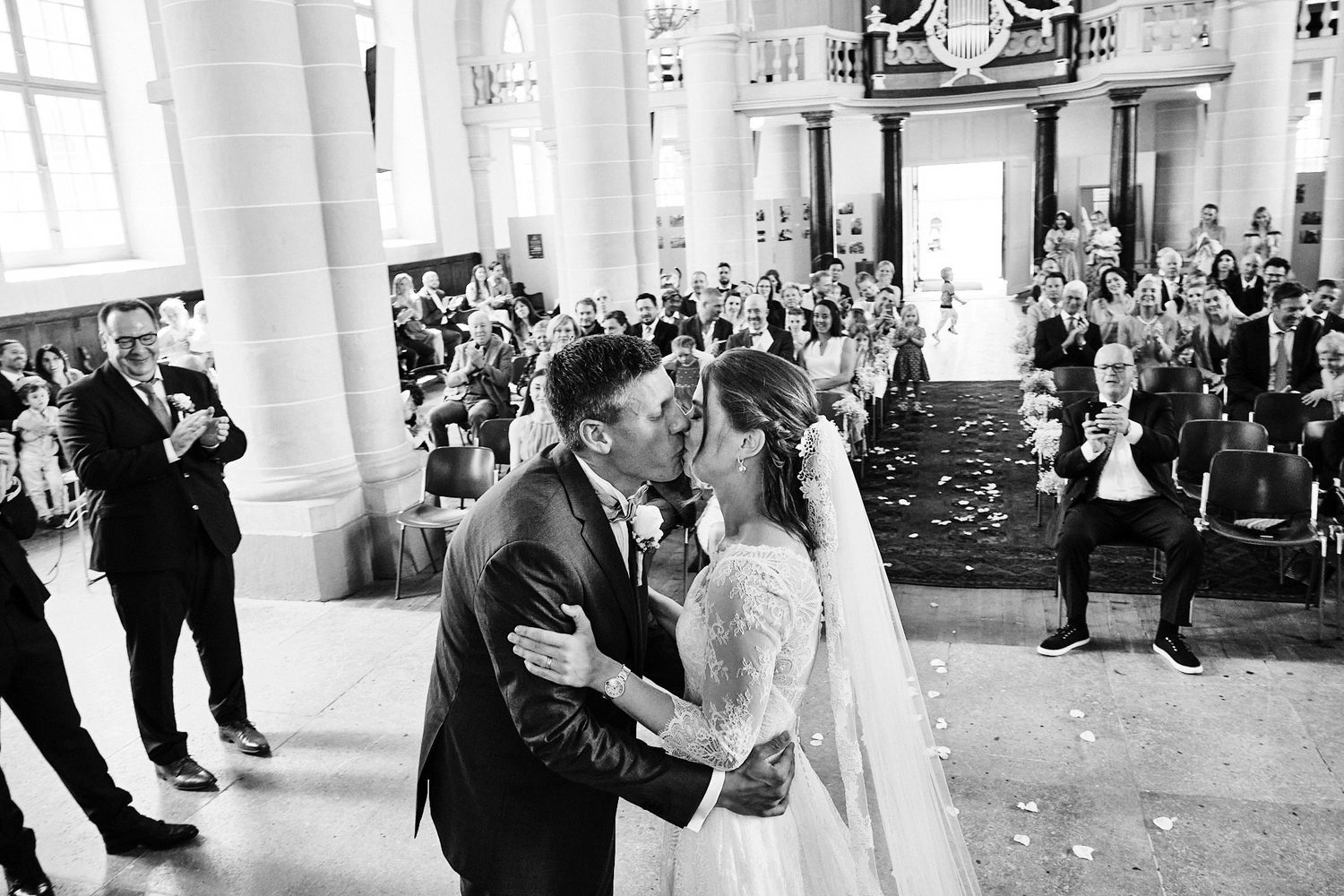 TLOOK photographe de mariage de style documentaire, cérémonie à l'église les mariés s'embrassent