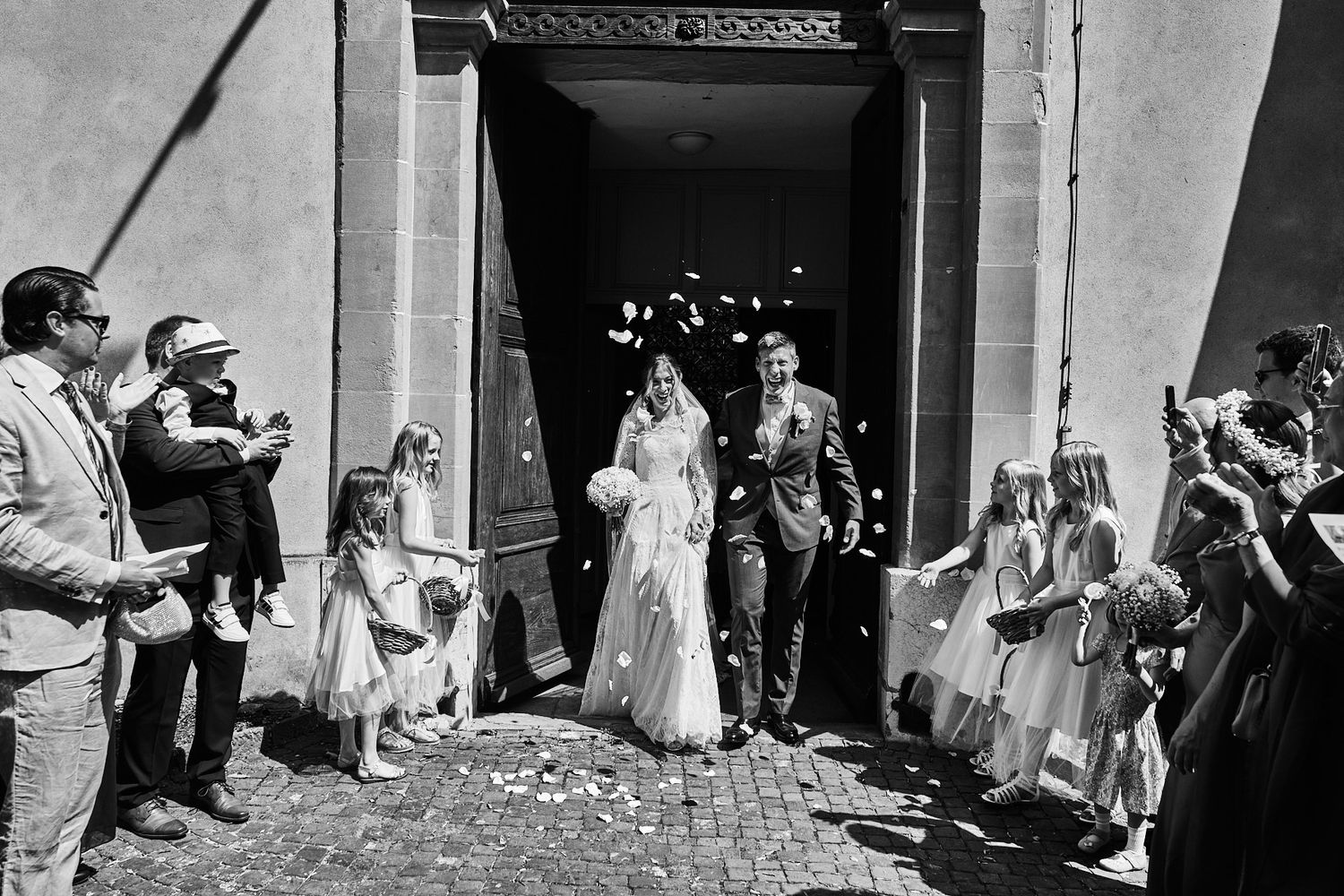 TLOOK photographe de mariage de style documentaire, à l'église fin de la cérémonie jet des pétales des fleurs