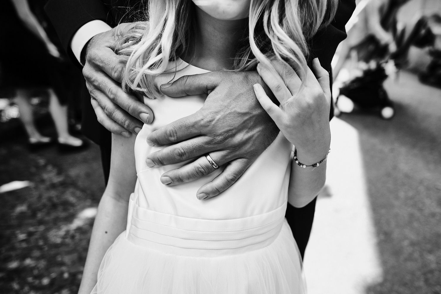 TLOOK photographe de mariage de style documentaire, à l'église fin de la cérémonie détails des mains