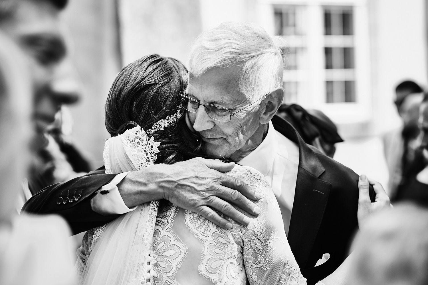 TLOOK photographe de mariage de style documentaire, à l'église fin de la cérémonie félicitations des invités