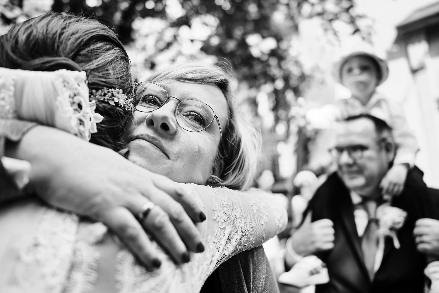 TLOOK photographe de mariage de style documentaire, à l'église fin de la cérémonie félicitations des invités