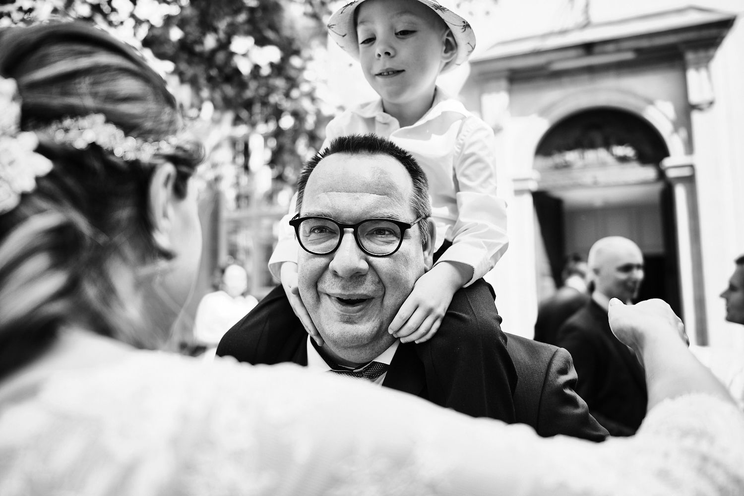 TLOOK photographe de mariage de style documentaire, à l'église fin de la cérémonie félicitations des invités