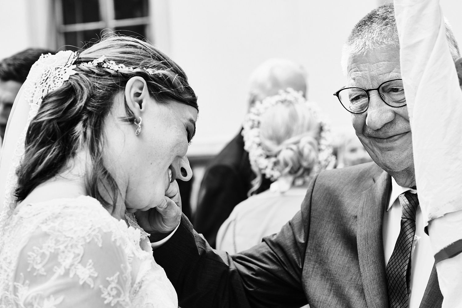TLOOK photographe de mariage de style documentaire, à l'église fin de la cérémonie