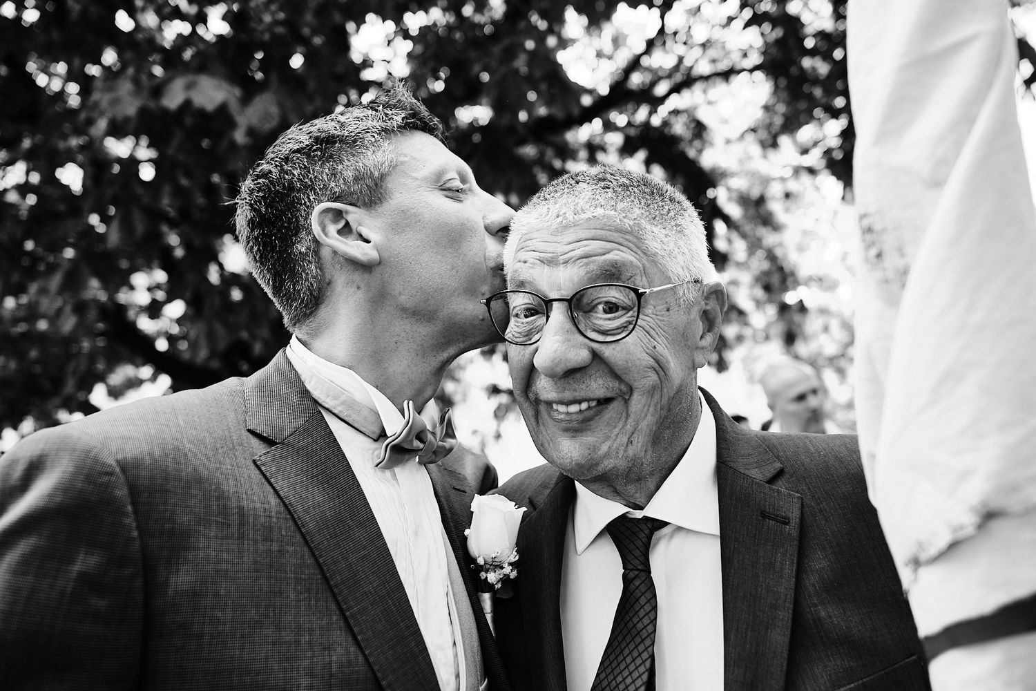 TLOOK photographe de mariage de style documentaire, à l'église le marié embrasse son papa
