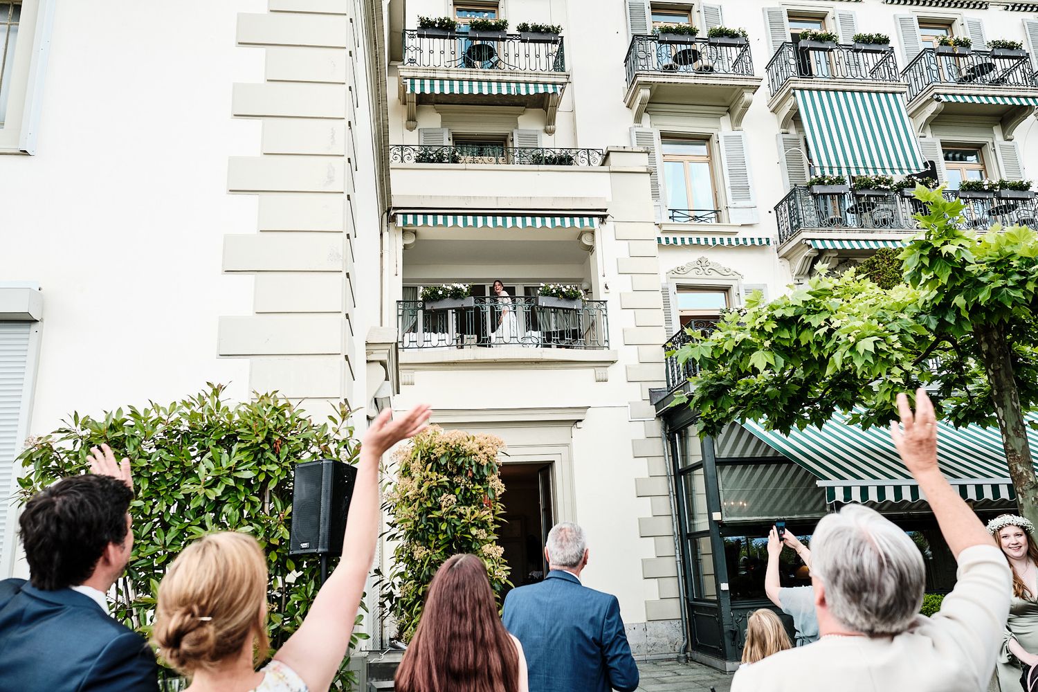 TLOOK photographe de mariage de style documentaire, aux trois couronnes de vevey cocktail terrasse