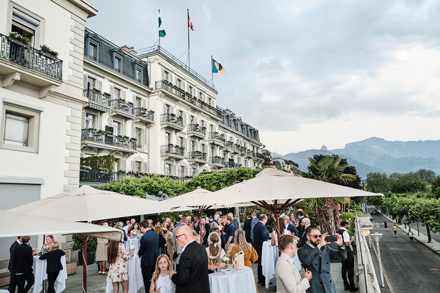 TLOOK photographe de mariage de style documentaire, aux trois couronnes cocktail sur la terrasse
