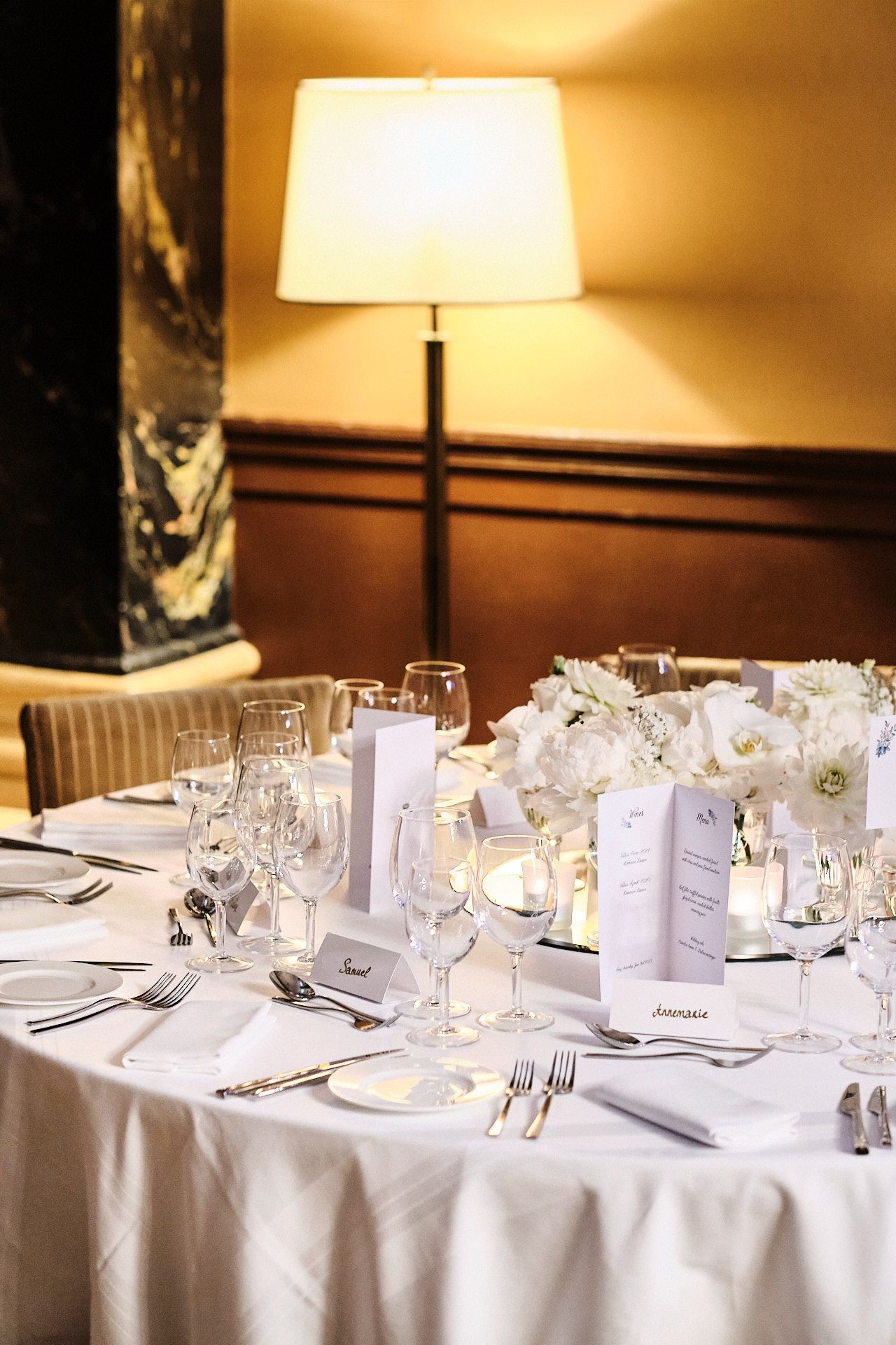 TLOOK photographe de mariage de style documentaire, aux trois couronnes de vevey décorations des tables