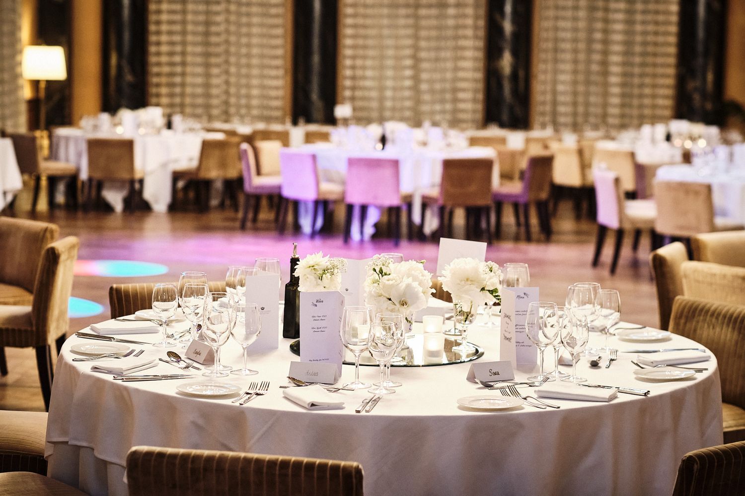 TLOOK photographe de mariage de style documentaire, aux trois couronnes de vevey décorations des tables