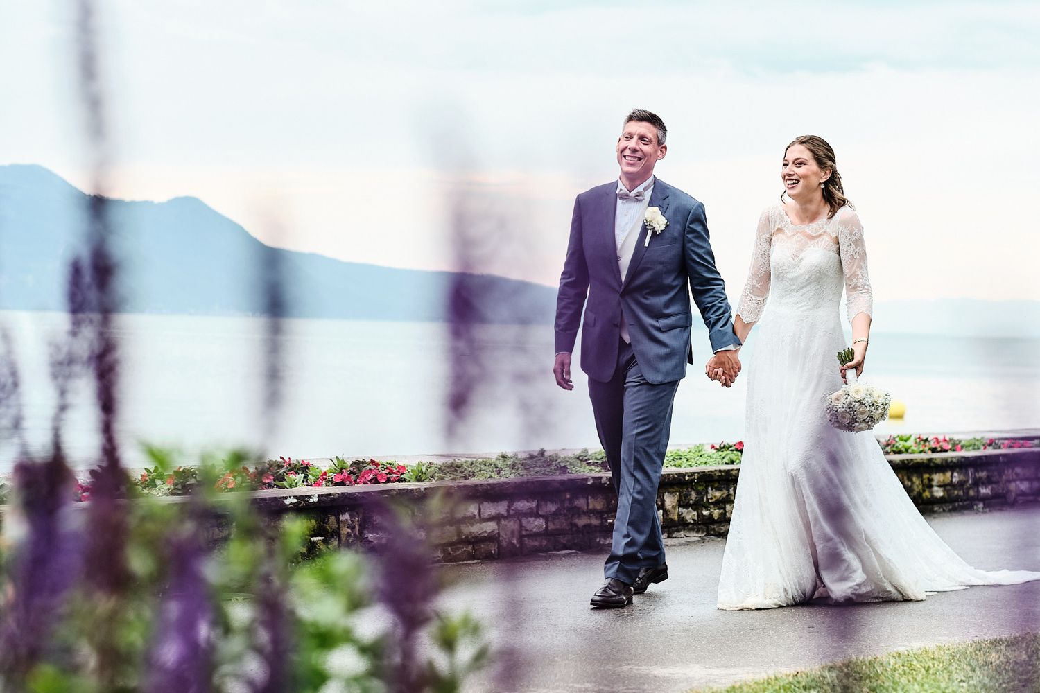 TLOOK photographe de mariage de style documentaire, aux trois couronnes de vevey portrait des mariés au bord du lac léman