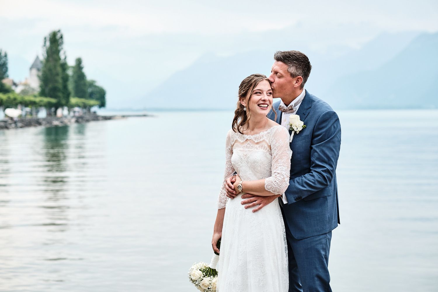 TLOOK photographe de mariage de style documentaire, aux trois couronnes de vevey portrait des mariés au bord du lac léman