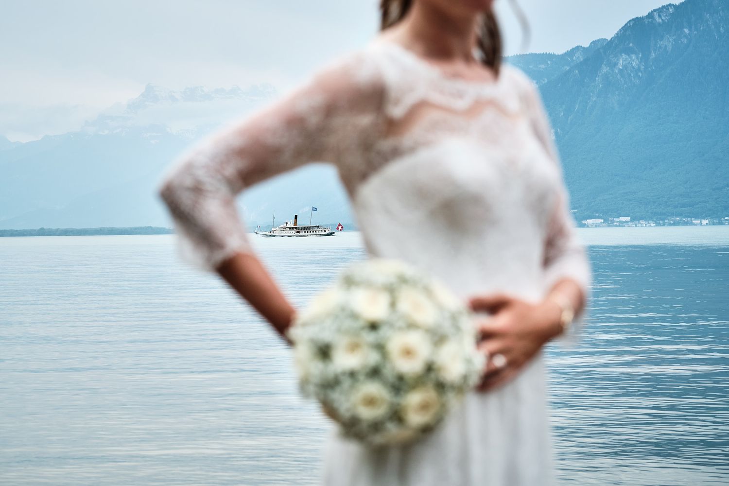 TLOOK photographe de mariage de style documentaire, aux trois couronnes portrait de la mariée et le lac léman