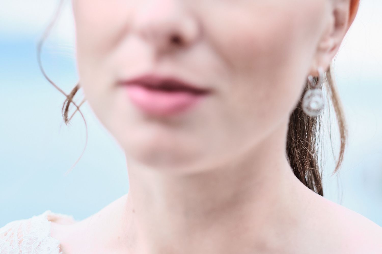 TLOOK photographe de mariage de style documentaire, aux trois couronnes de vevey portrait de la mariée au bord du lac léman