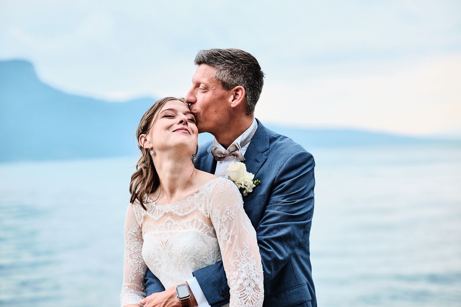 TLOOK photographe de mariage de style documentaire, aux trois couronnes de vevey portrait des mariés au bord du lac léman