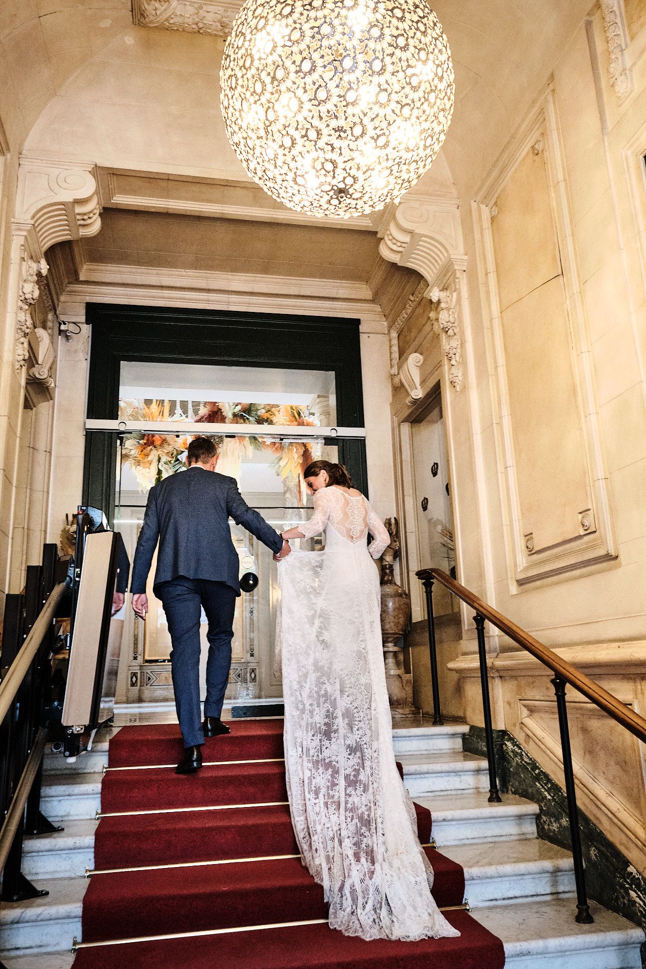 TLOOK photographe de mariage de style documentaire, aux trois couronnes de vevey entrée des mariés dans l'hôtel