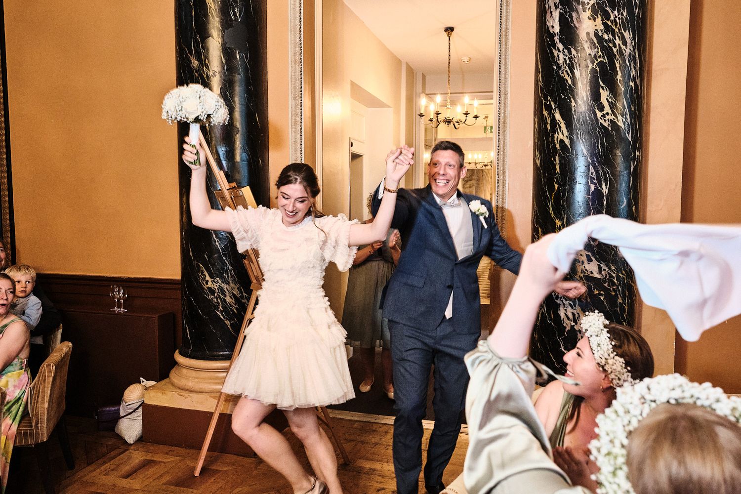 TLOOK photographe de mariage de style documentaire, aux trois couronnes de vevey grande salle soirée entrée en salle des mariés