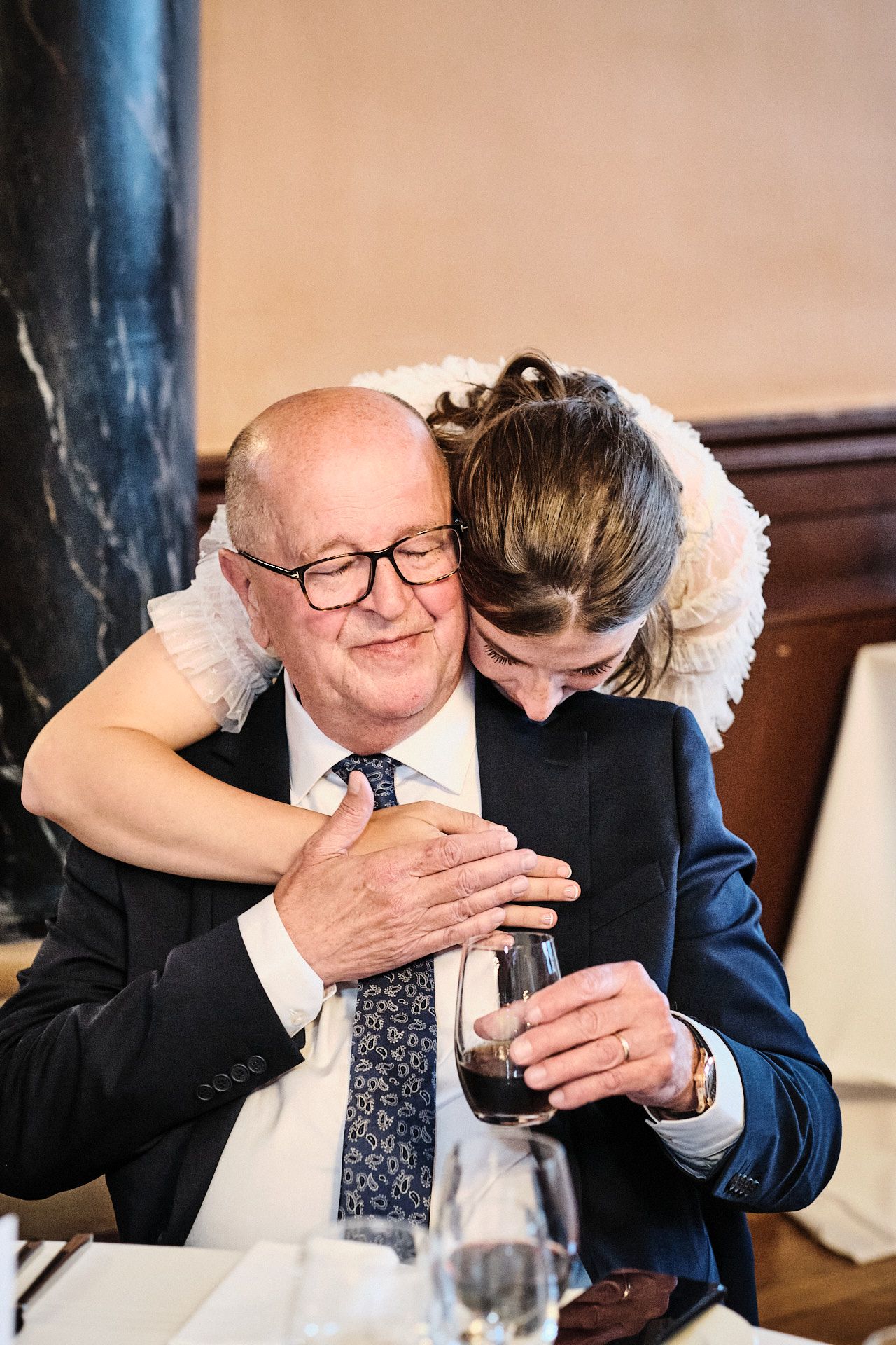 TLOOK photographe de mariage de style documentaire, aux trois couronnes de vevey grande salle soirée mariée avec son papa
