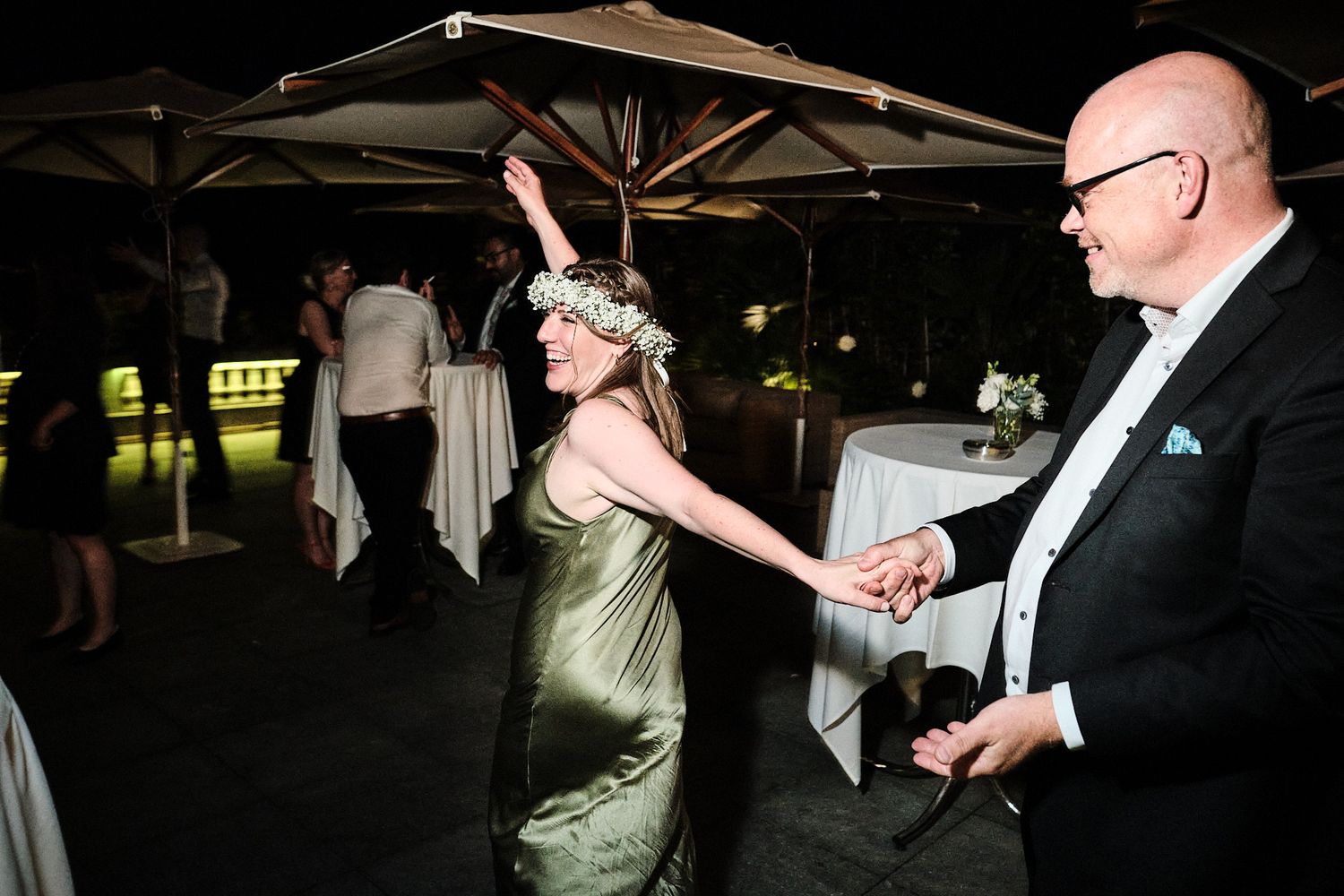 TLOOK photographe de mariage de style documentaire, aux trois couronnes de vevey grande salle soirée dance floor