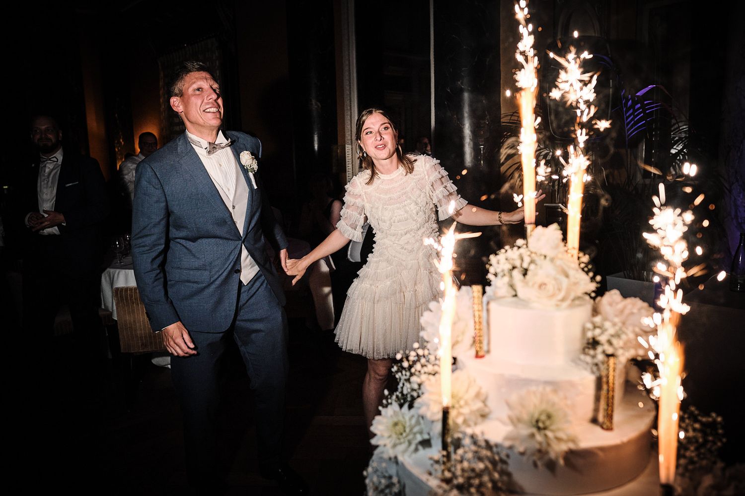 TLOOK photographe de mariage de style documentaire, aux trois couronnes gâteau arrive