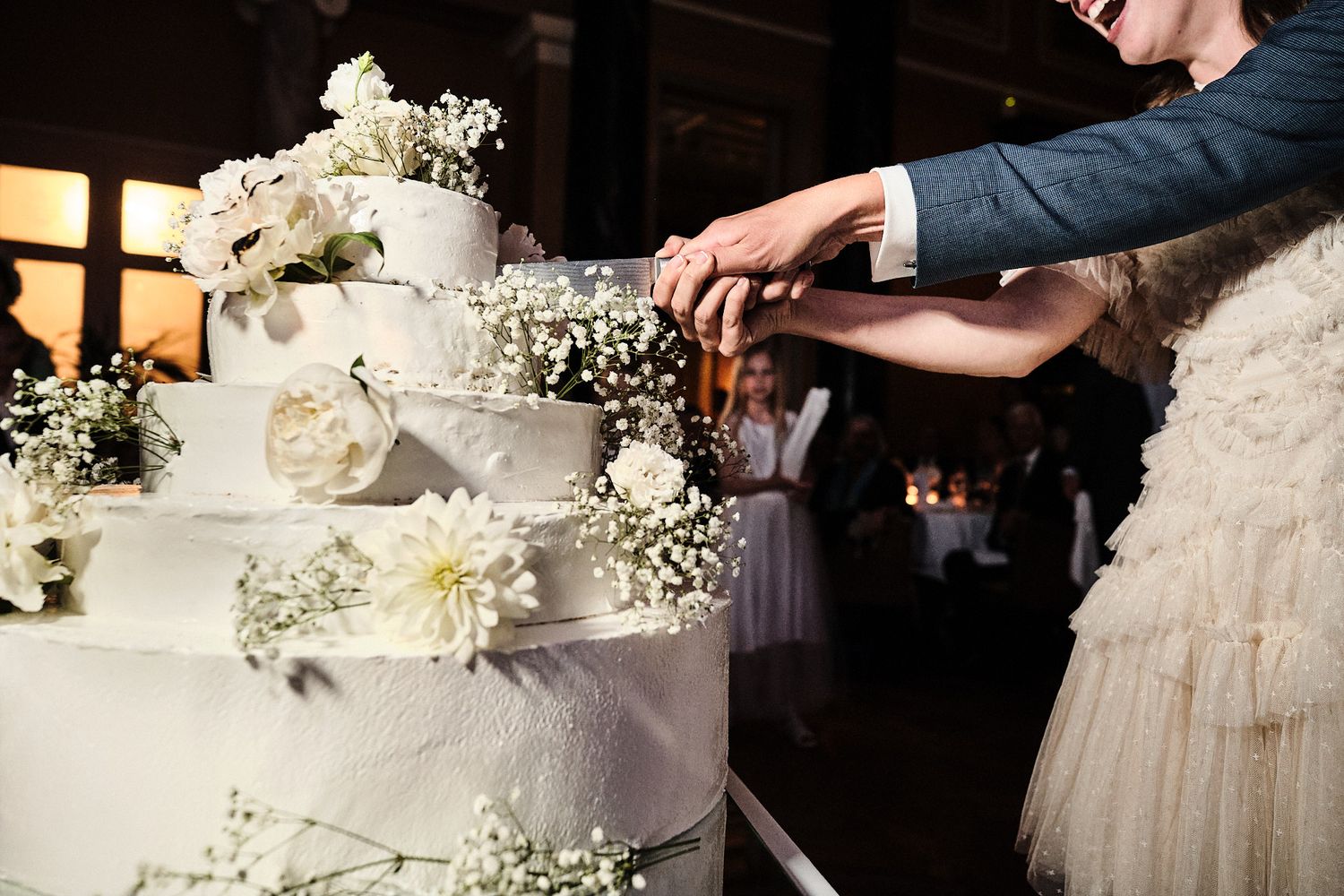 TLOOK photographe de mariage de style documentaire, aux trois couronnes de vevey grande salle soirée coupe du gâteau