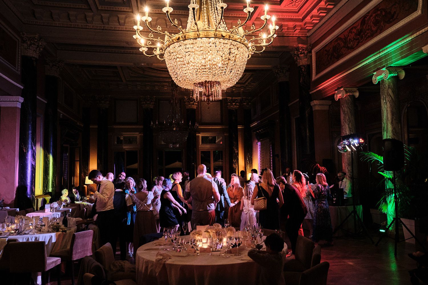 TLOOK photographe de mariage de style documentaire, aux trois couronnes soirée dans la salle dance floor
