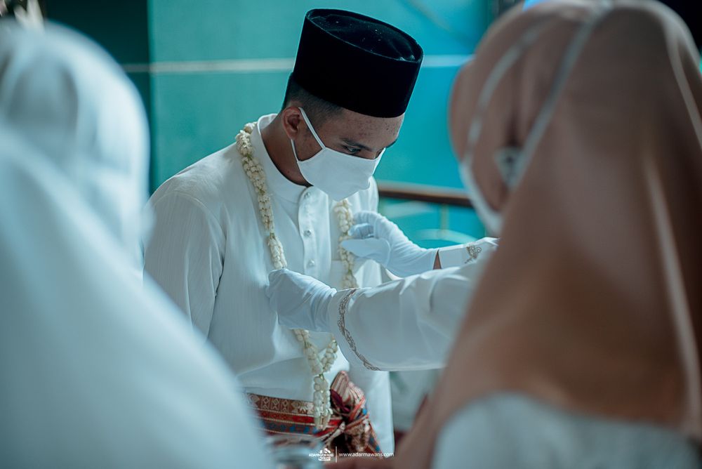 Traditional Islamic ceremony participants wearing protective masks.